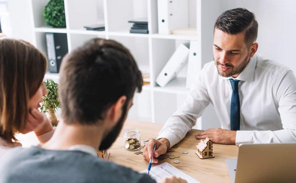 agent immobilier avec un couple