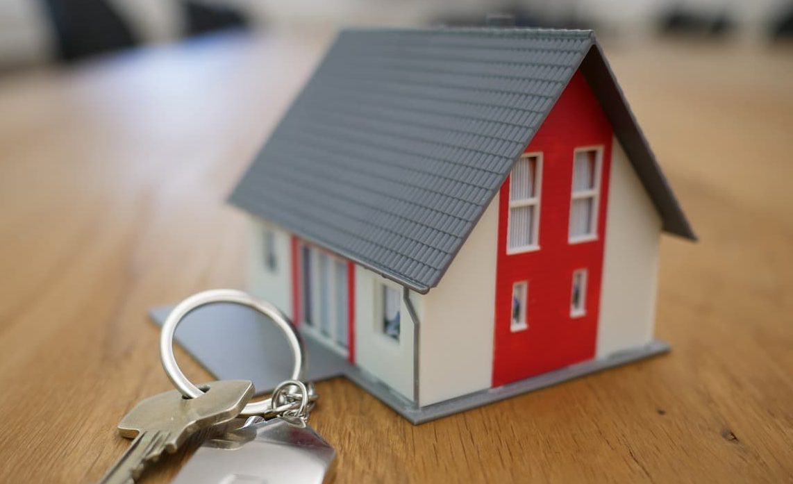 Une réplique de maison miniature et des clés de maison