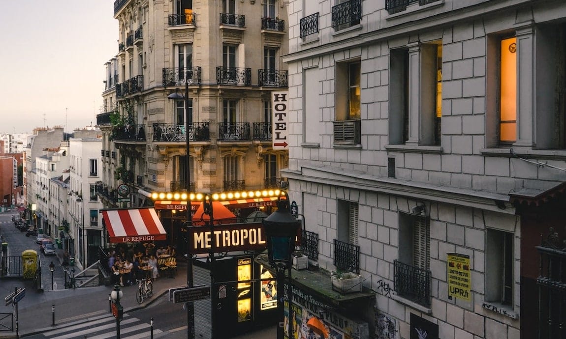 immeuble à montmartre avec une entrée de station de métro