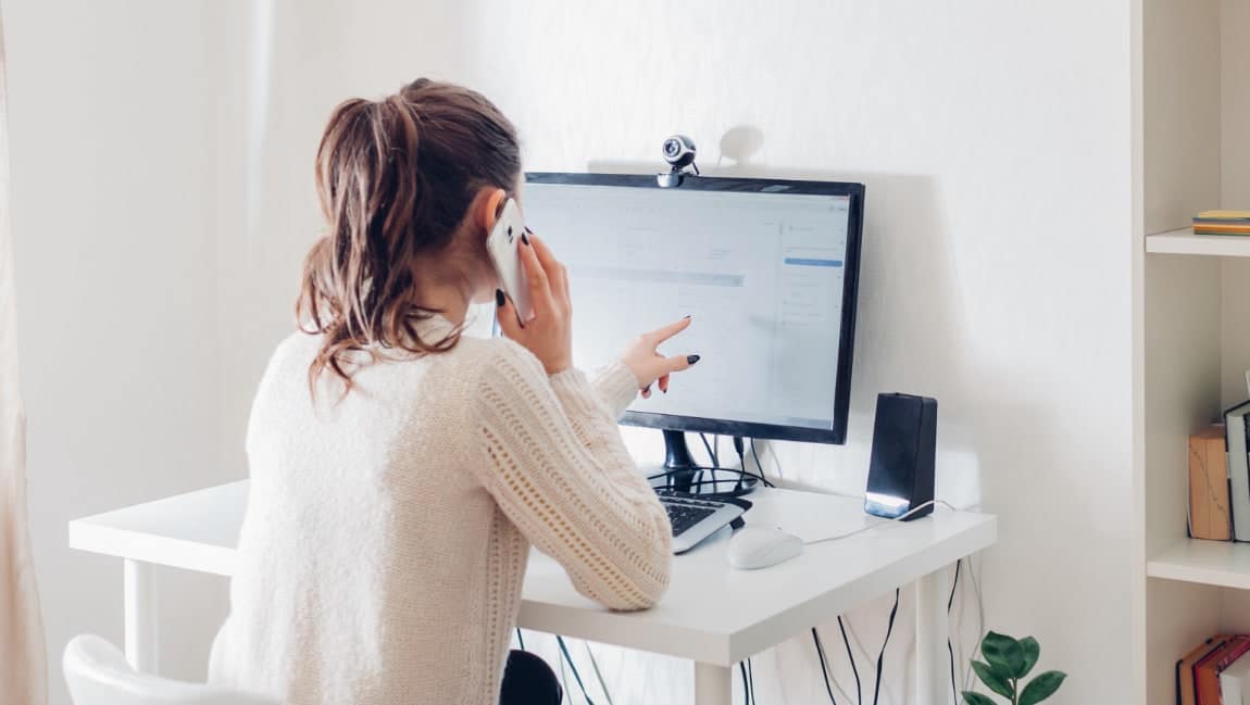 femme faisant du télétravail