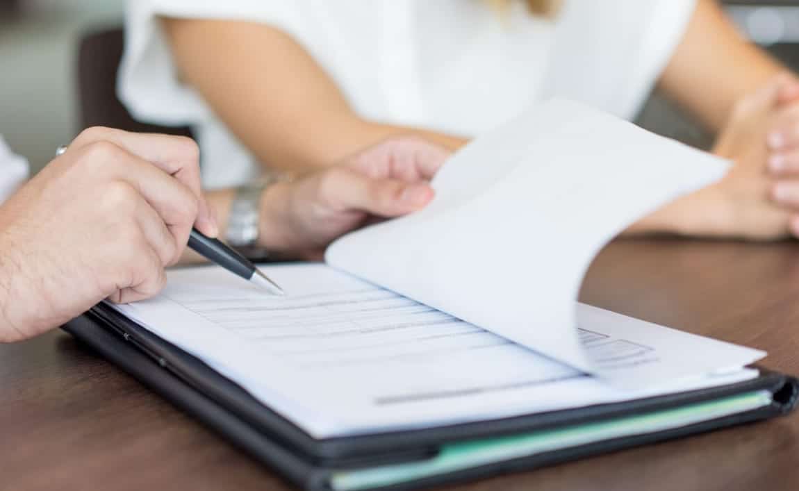 une personne qui montre les termes d'un contrat