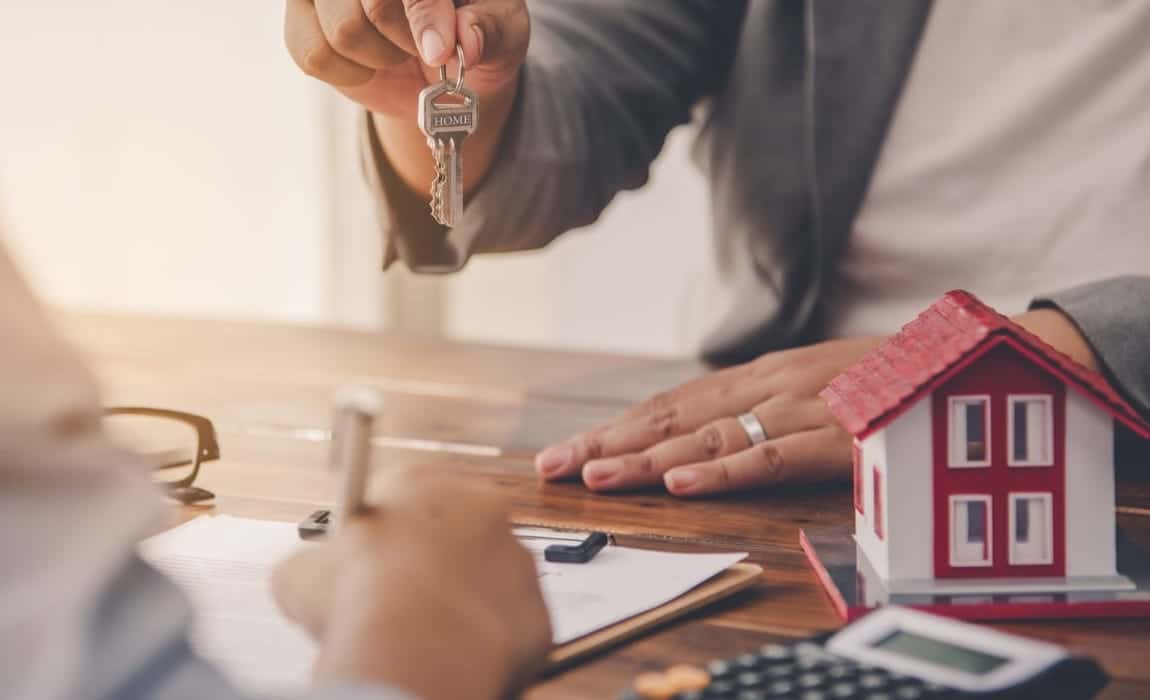 Personne donnant les clés d'une maison