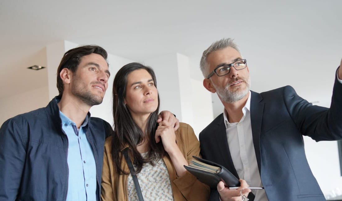 couple visitant un logement