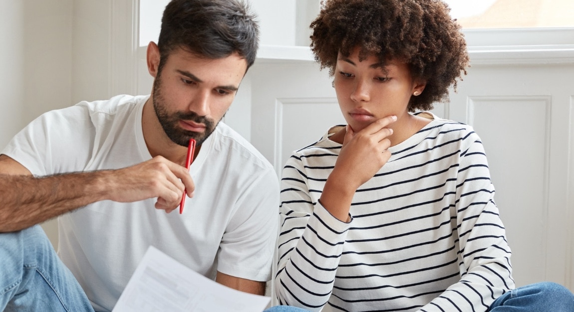 Deux personnes travaillant