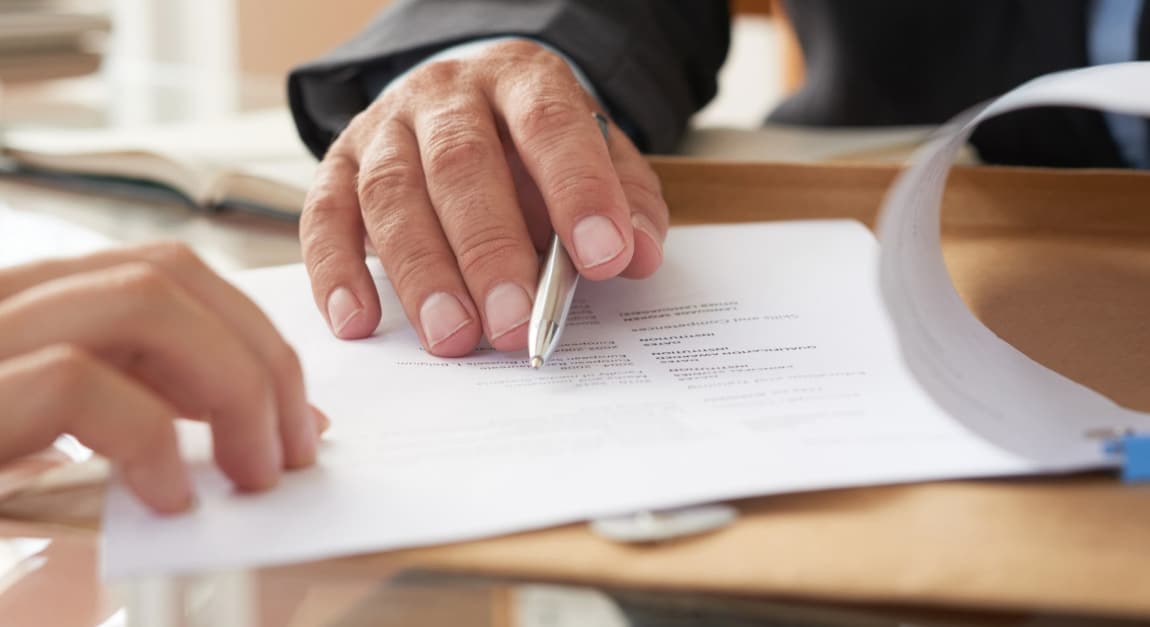 photo d'un notaire présentant un document