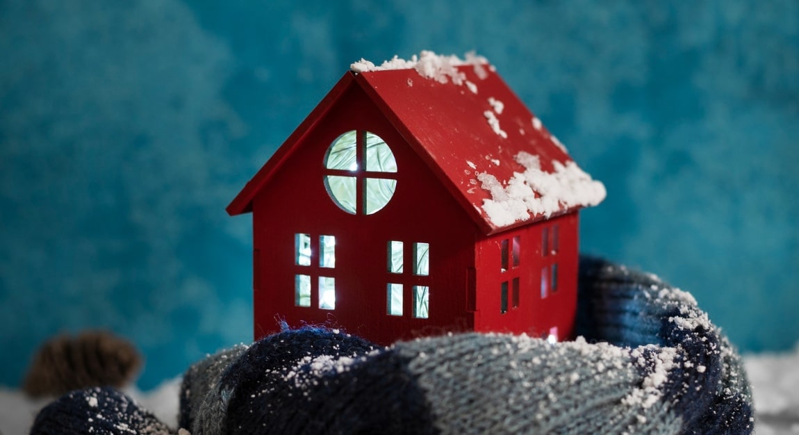 Photo d'une maison en bois décoré sur le thème de l'hiver et entourée d'une écharpe