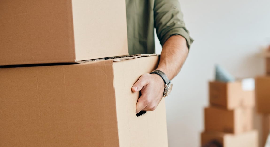 Photo d'un homme portant des cartons