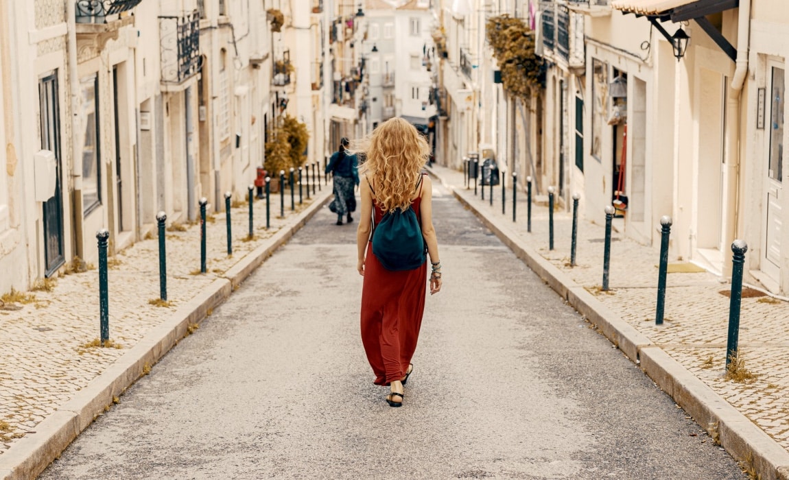 Femme marchant dans les rues de Montmartre
