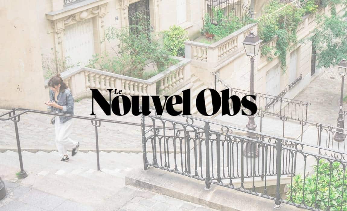 Photo d'une femme marchant à Montmartre et par dessus un logo Le Nouvel Obs