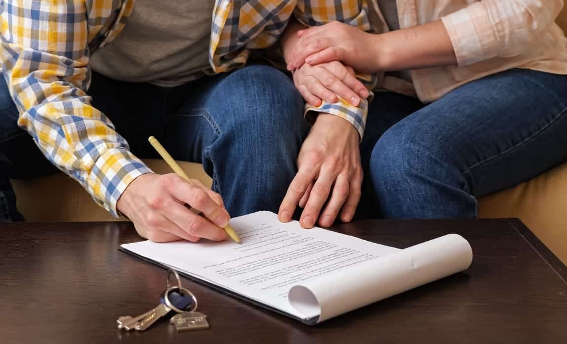Couple qui signe des papiers