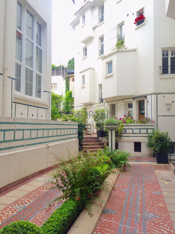 Avenue Junot – top floor 7