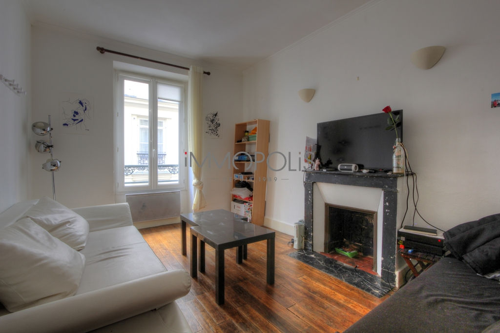 Beautiful 2 charming rooms in very good condition, well placed in abbesses, quiet with a very good plan, it measures around 26 m² 1