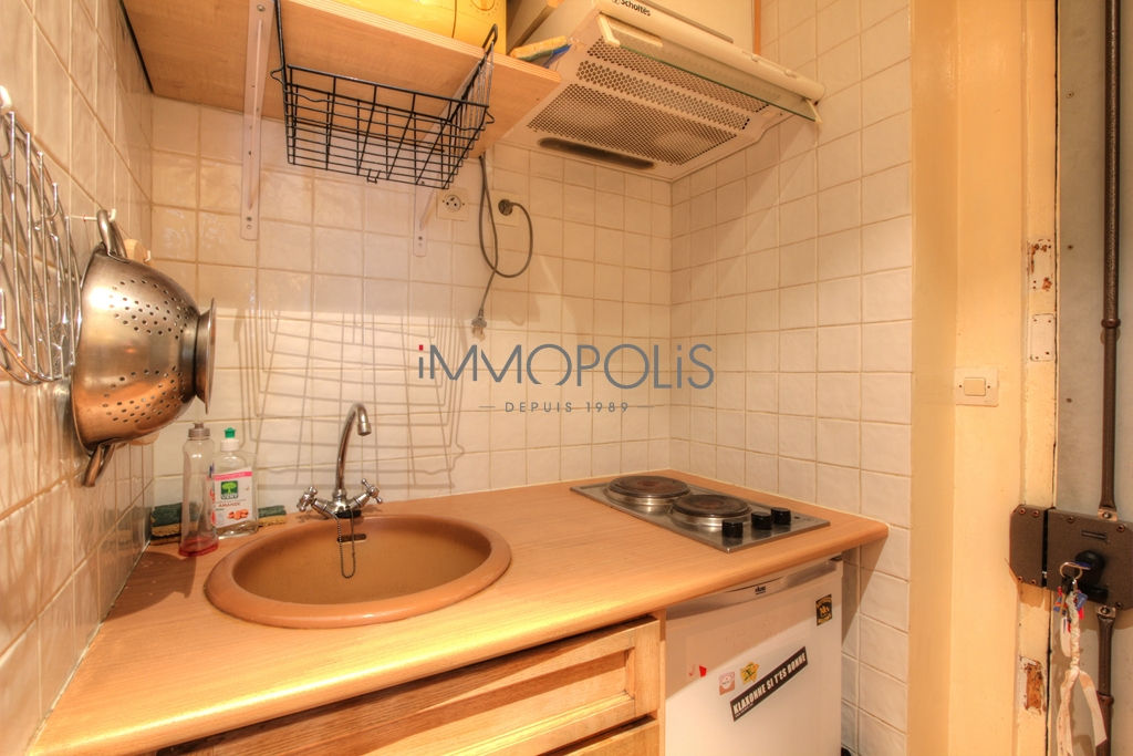 Beautiful 2 charming rooms in very good condition, well placed in abbesses, quiet with a very good plan, it measures around 26 m² 4