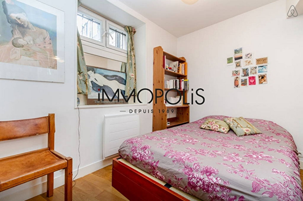 In the heart of the Abbesses, magnificent ultra-optimized 4-room apartment, with a large living room of 28.43 m², very quiet: to visit urgently! 5