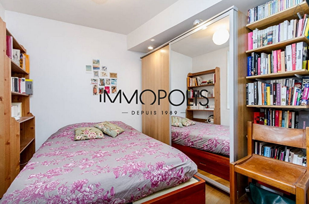 In the heart of the Abbesses, magnificent ultra-optimized 4-room apartment, with a large living room of 28.43 m², very quiet: to visit urgently! 6