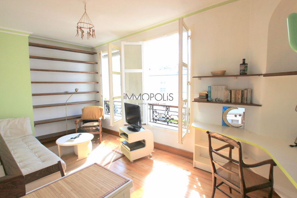 Last floor on rue Lepic 1