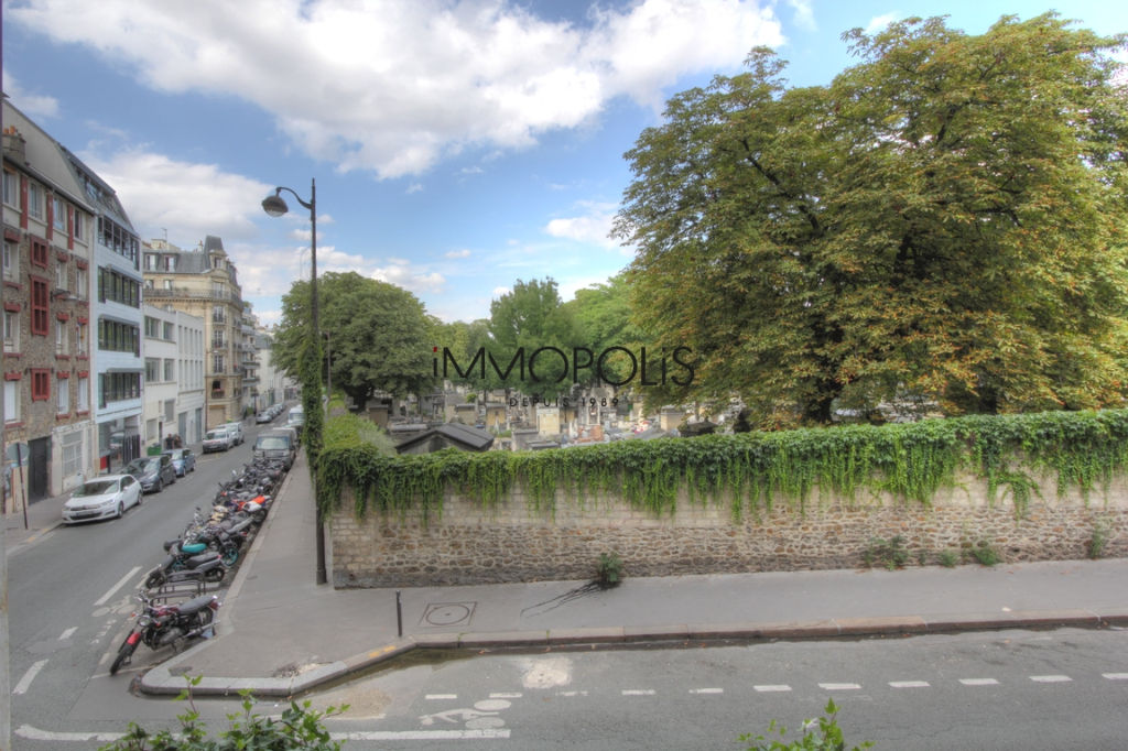 Paris 18th, Quartier des Grandes Carrières, superb 3/4 rooms in perfect condition located in a very beautiful building with clear views 2