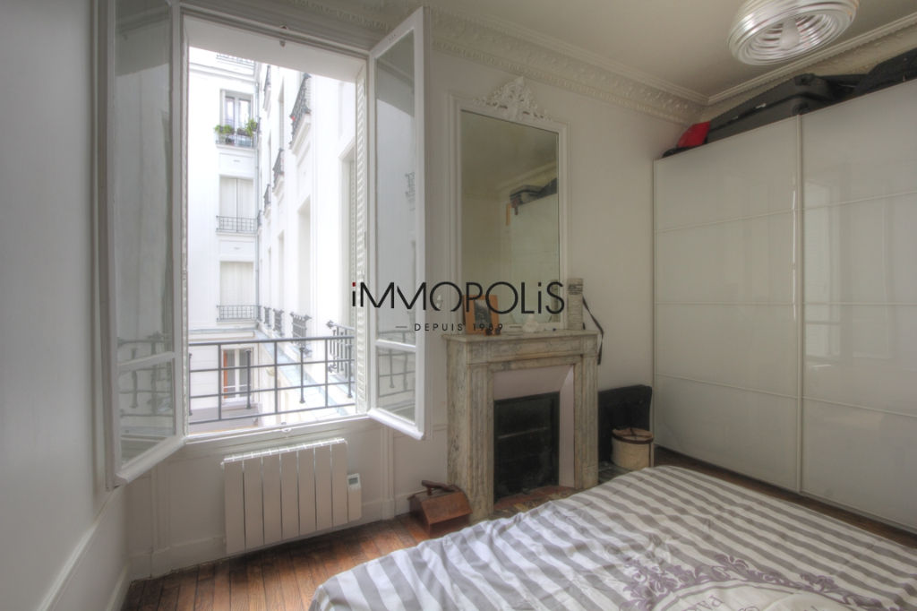 Paris 18th, Quartier des Grandes Carrières, superb 3/4 rooms in perfect condition located in a very beautiful building with open view 8