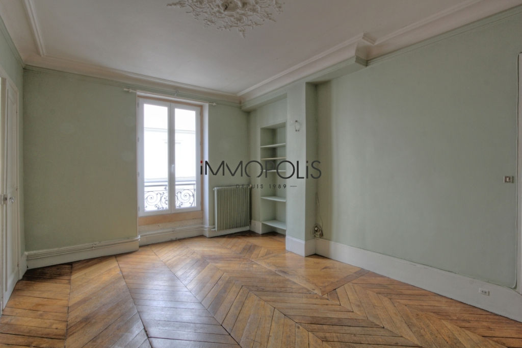 Beautiful 3 rooms to be renovated by 47.11 m² located in the Abbesses in a good size in size 2