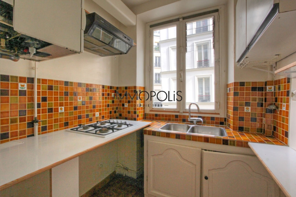 Beautiful 3 rooms to be renovated by 47.11 m² located in abbesses in a good size stone building 5