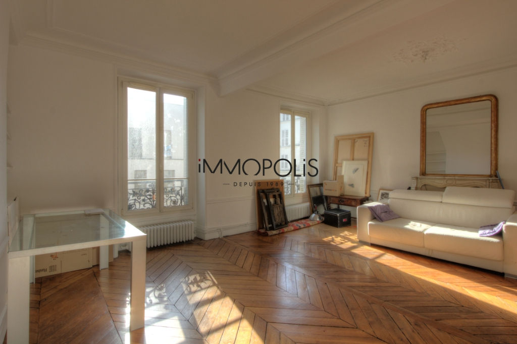 Very beautiful 3/4 rooms in the 3rd floor with elevator located rue Lepic in Montmartre 1