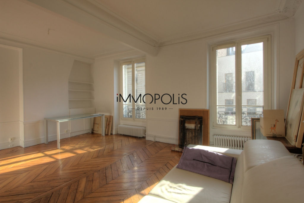 Very beautiful 3/4 rooms in the 3rd floor with elevator located rue Lepic in Montmartre 2