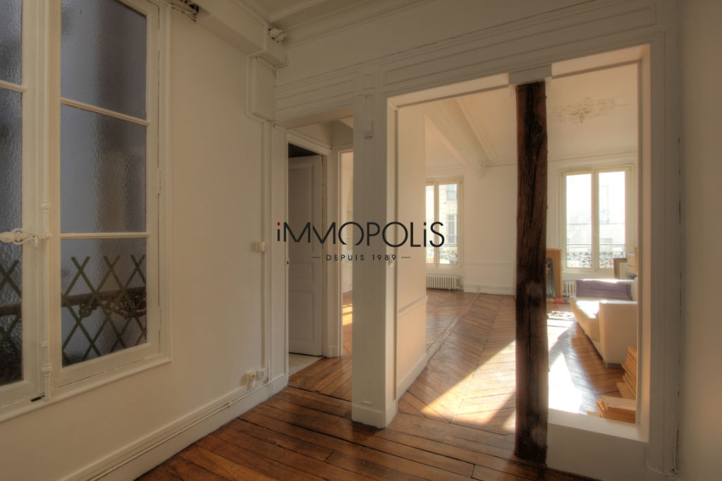 Very beautiful 3/4 rooms in the 3rd floor with elevator located rue Lepic in Montmartre 3