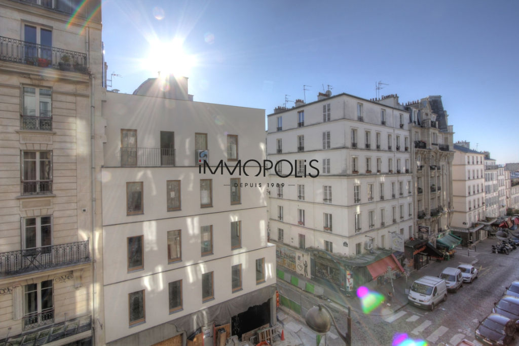 Very beautiful 3/4 rooms in the 3rd floor with elevator located rue Lepic in Montmartre 4