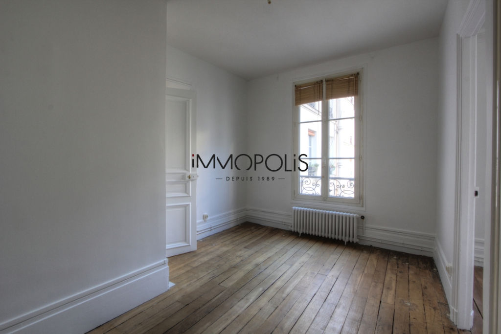 Very beautiful 3/4 rooms in the 3rd floor with elevator located rue Lepic in Montmartre 7