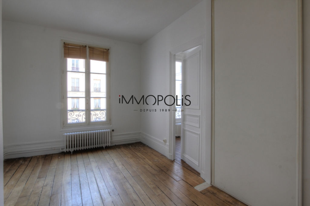 Very beautiful 3/4 rooms in the 3rd floor with elevator located rue Lepic in Montmartre 8