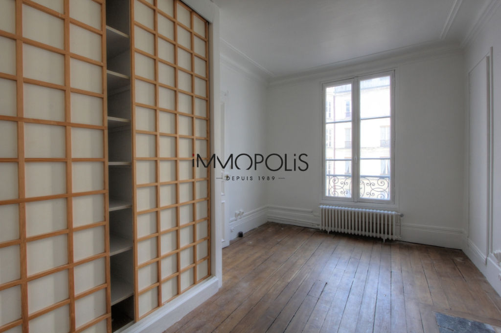 Very beautiful 3/4 rooms in the 3rd floor with elevator located rue Lepic in Montmartre 9