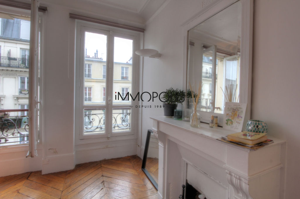 Beautiful 2 rooms in the Abbesses, rue Ravignan, with free screw! 4