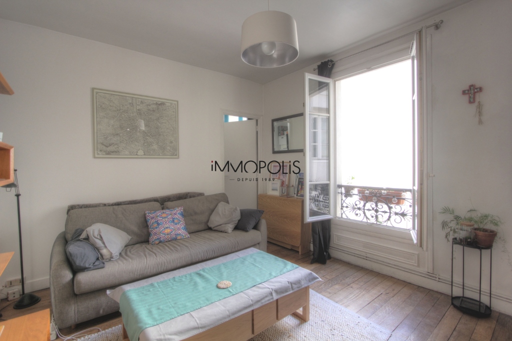 Beautiful 3 pieces in good condition in the heart of the abbesses, very quiet, in the top floor! 2