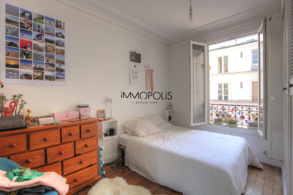 Beautiful 3 pieces in good condition in the heart of the abbesses, very quiet, in the top floor! 4