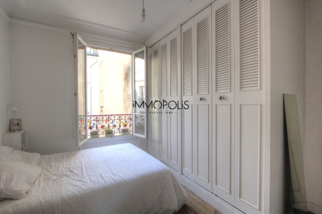 Beautiful 3 pieces in good condition in the heart of the abbesses, very quiet, in the top floor! 5