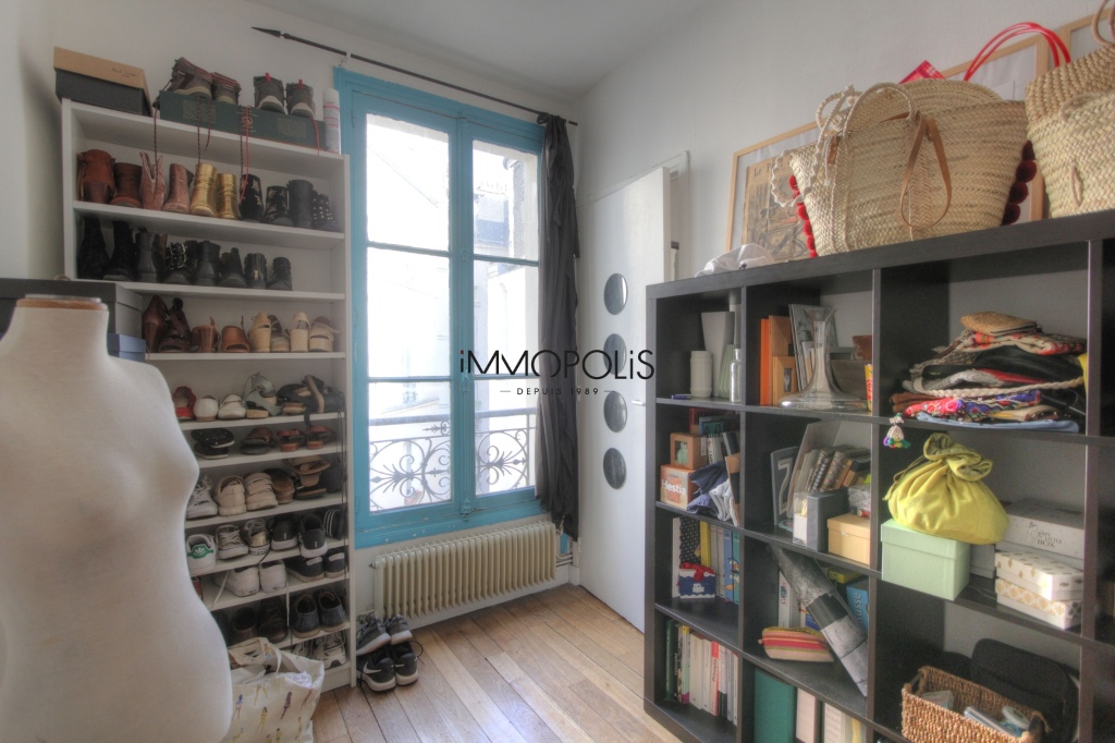 Beautiful 3 pieces in good condition in the heart of the abbesses, very quiet, in the top floor! 6