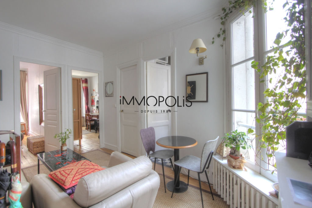 Charming 3 pieces overlooking Montmartre pedestrian track 1