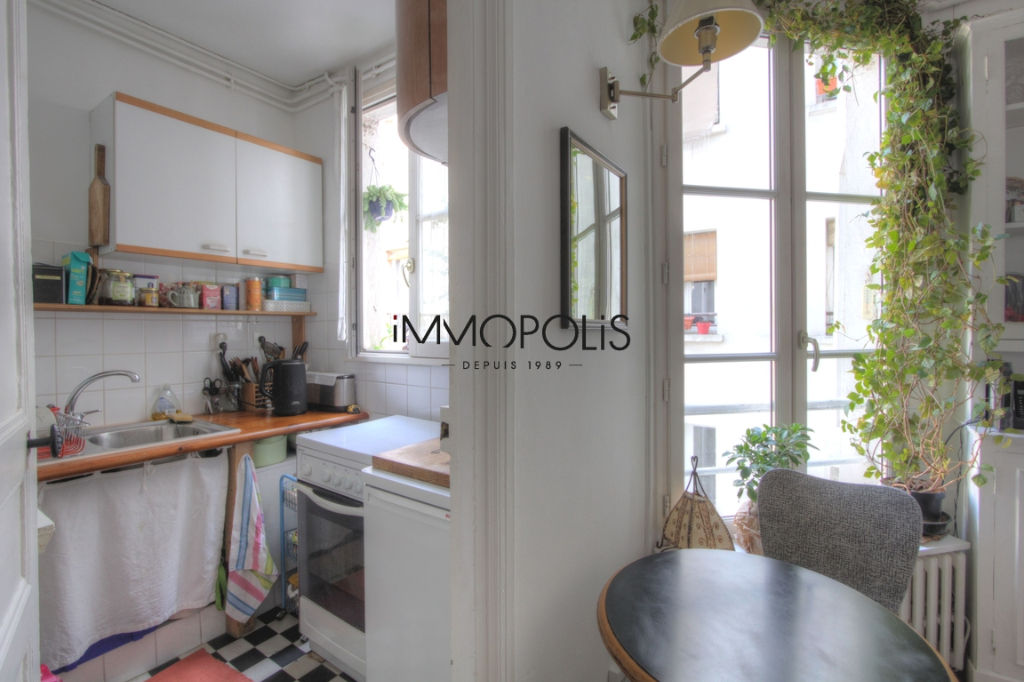 Charming 3 pieces overlooking Montmartre pedestrian track 3