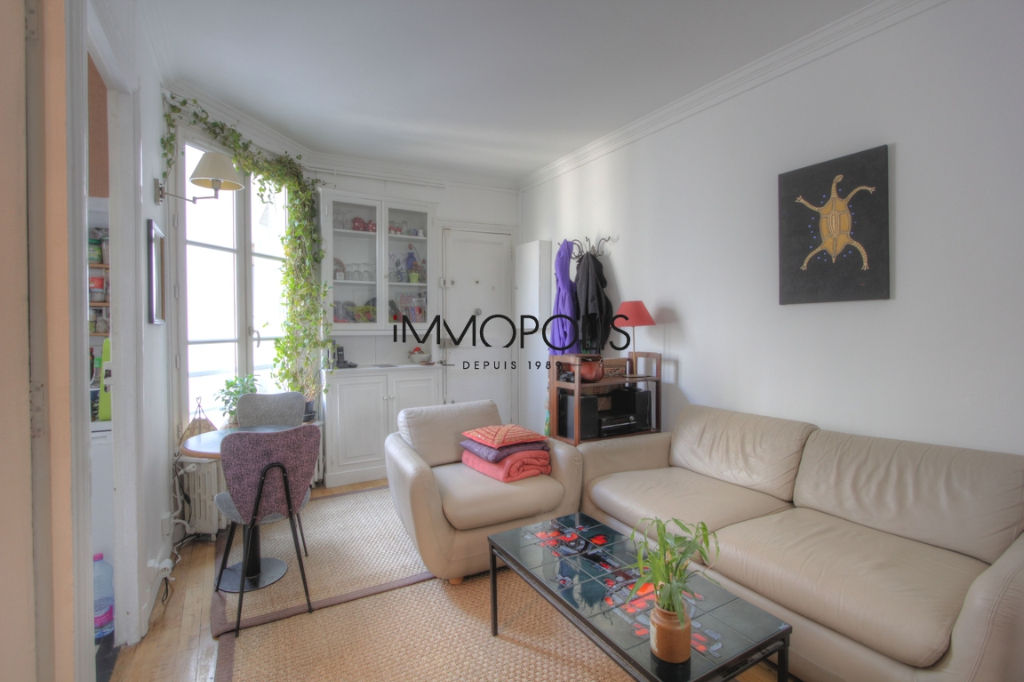 Charming 3 pieces overlooking Montmartre pedestrian track 5