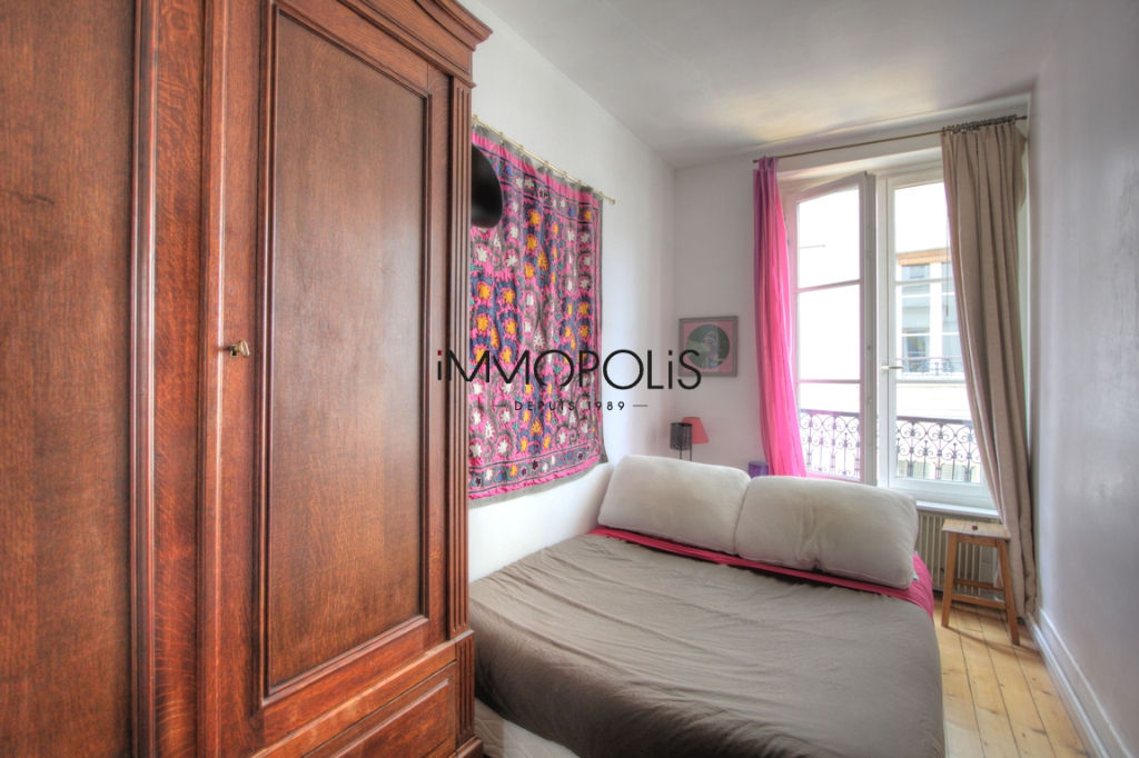 Charming 3 pieces overlooking Montmartre pedestrian track 6