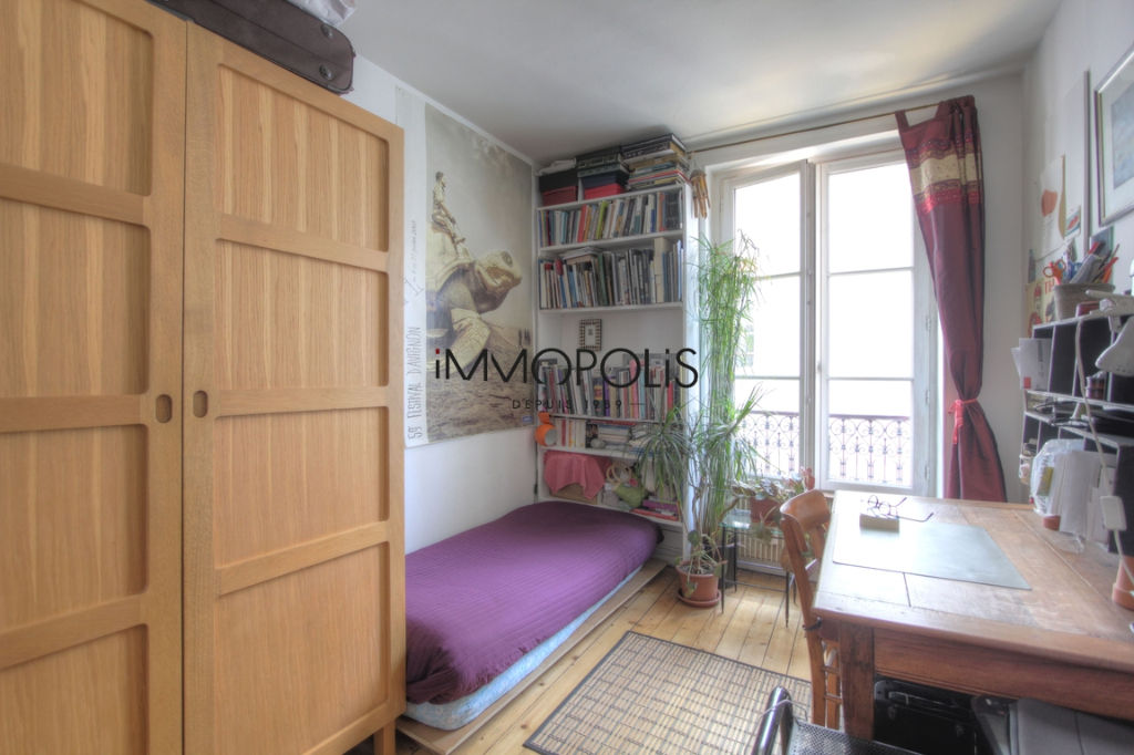 Charming 3 pieces overlooking Montmartre pedestrian track 8