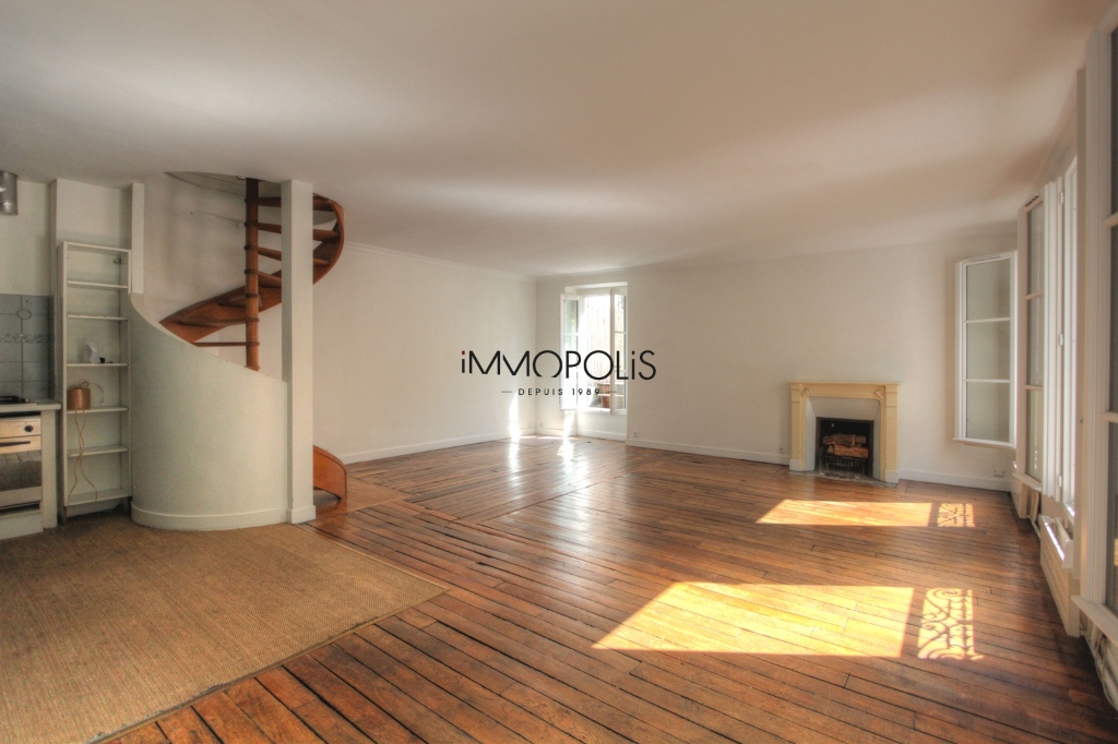 « Like a house »: superb duplex with terrace located in one of the most atypical condominiums in Montmartre! 1