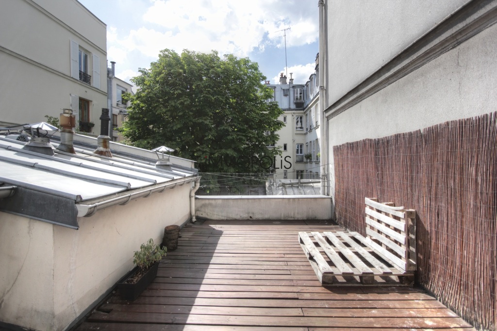 « Like a house »: superb duplex with terrace located in one of the most atypical condominiums in Montmartre! 2