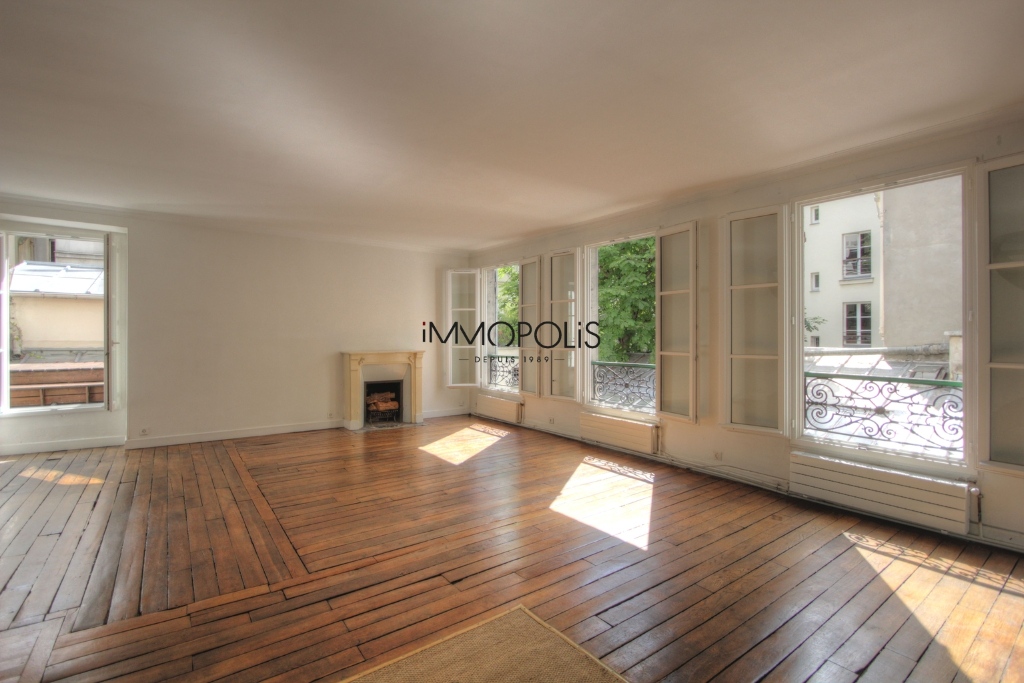 « Like a house »: superb duplex with terrace located in one of the most atypical condominiums in Montmartre! 3