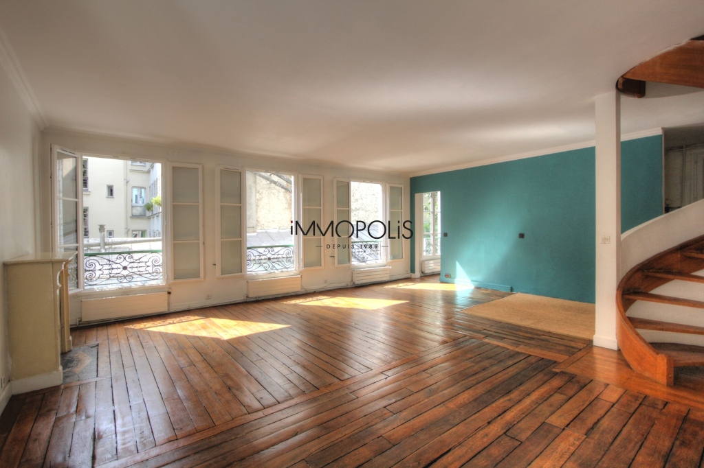 « Like a house »: superb duplex with terrace located in one of the most atypical condominiums in Montmartre! 4