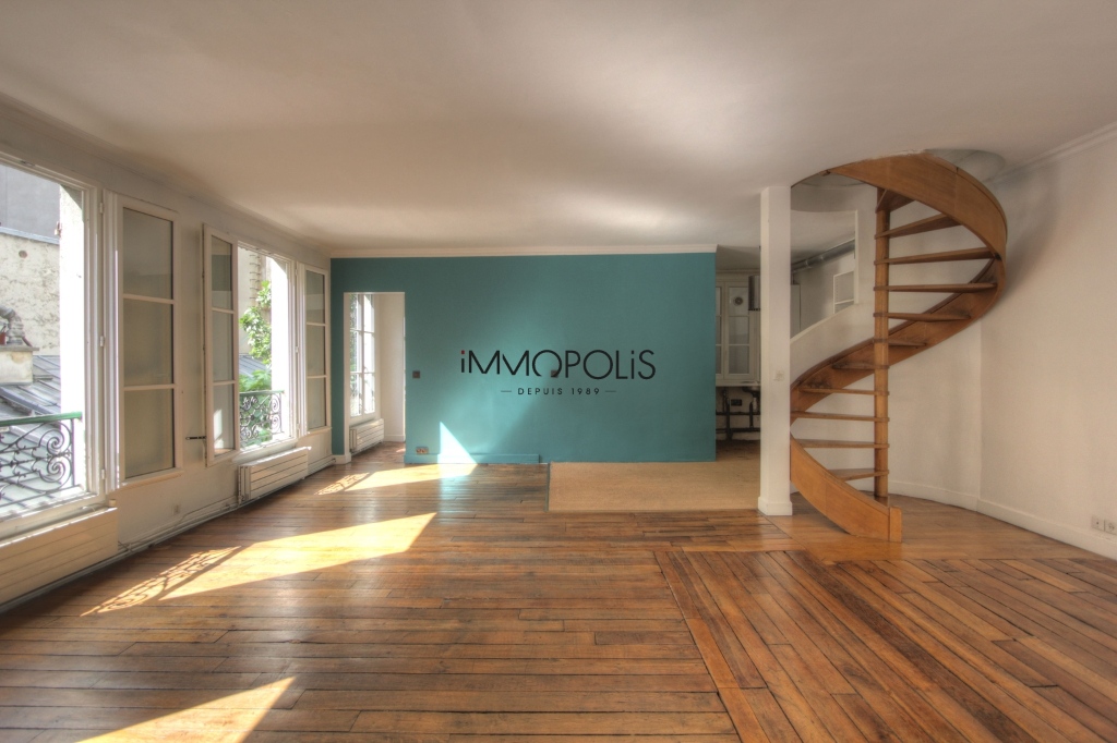 « Like a house »: superb duplex with terrace located in one of the most atypical condominiums in Montmartre! 5