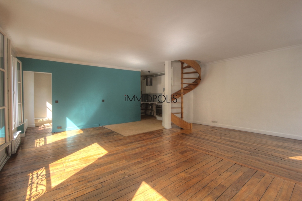 « Like a house »: superb duplex with terrace located in one of the most atypical condominiums in Montmartre! 6