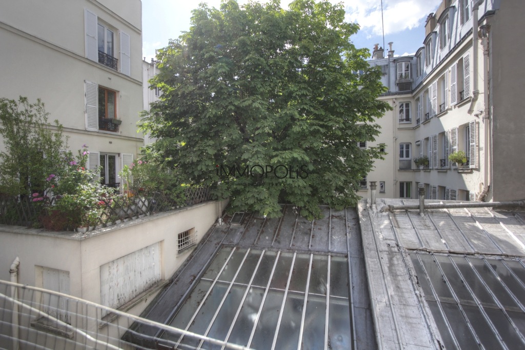 « Like a house »: superb duplex with terrace located in one of the most atypical condominiums in Montmartre! 7