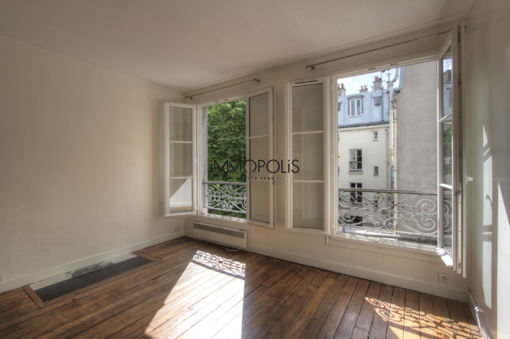 « Like a house »: superb duplex with terrace located in one of the most atypical condominiums in Montmartre! 8