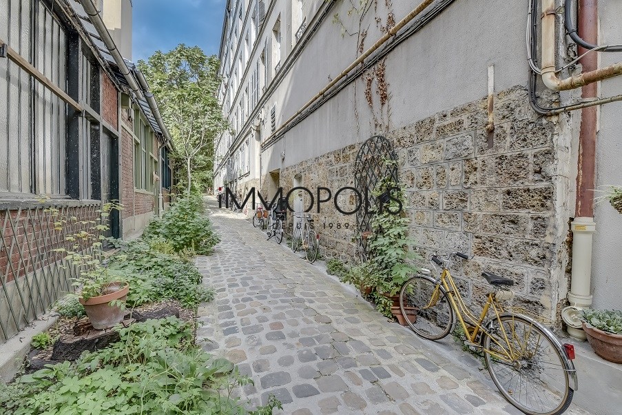 « Like a house »: superb duplex with terrace located in one of the most atypical condominiums in Montmartre! 9